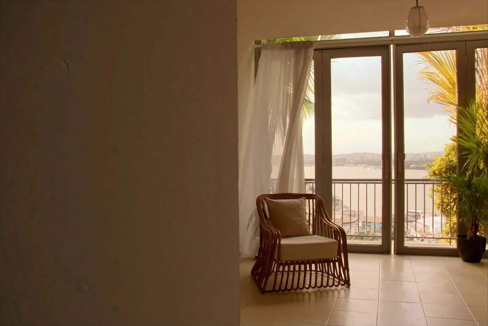 Interior claro con vista al río de Guayaquil