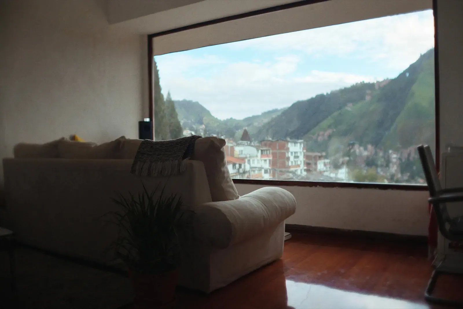 Sala luminosa con las colinas de Quito por la ventana