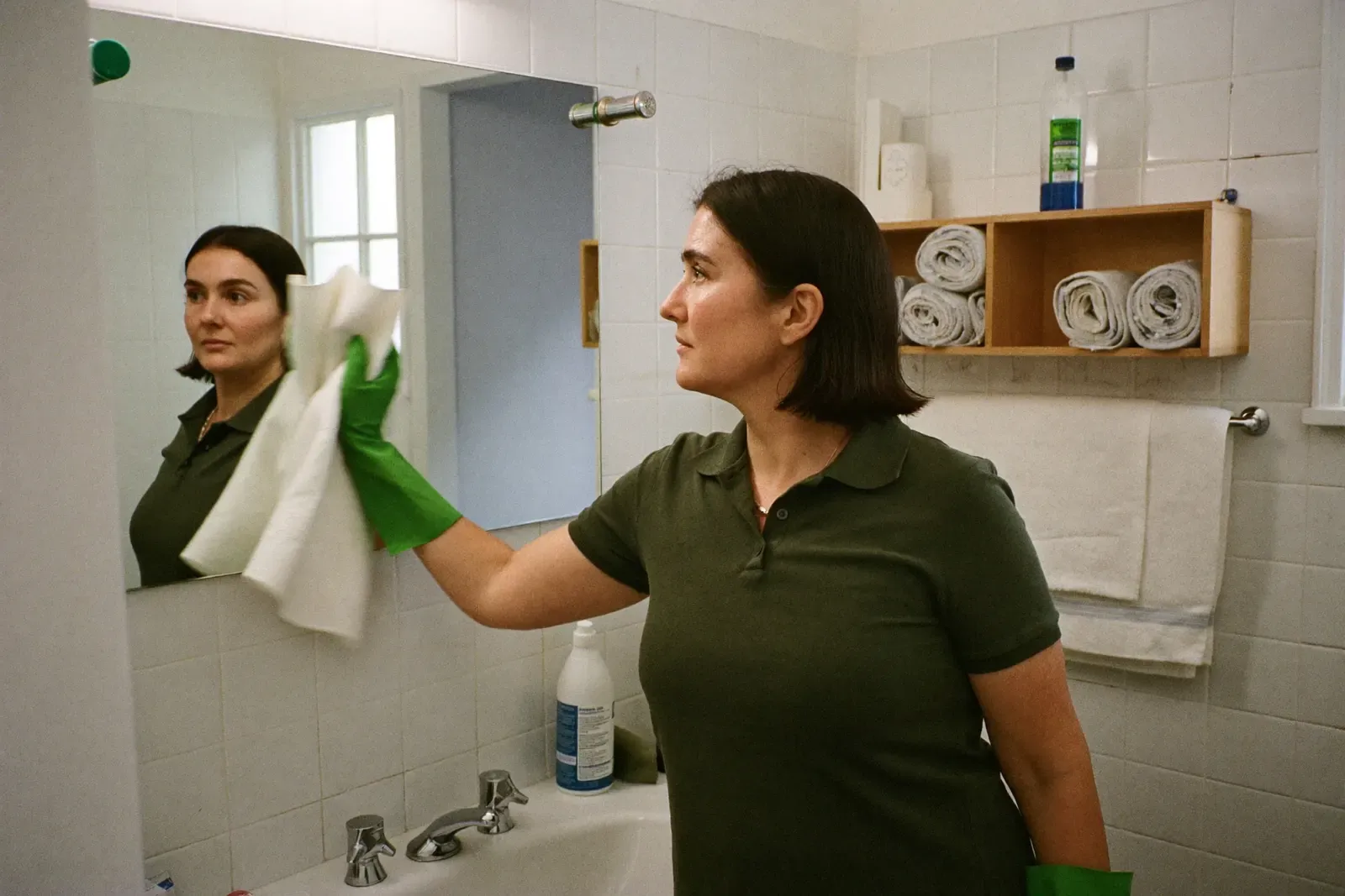 Profesional de Zap limpiando un espejo de baño